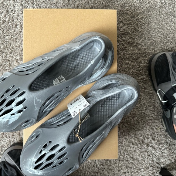 Yeezy Foam Runner “Graphite” - Picture 3 of 4